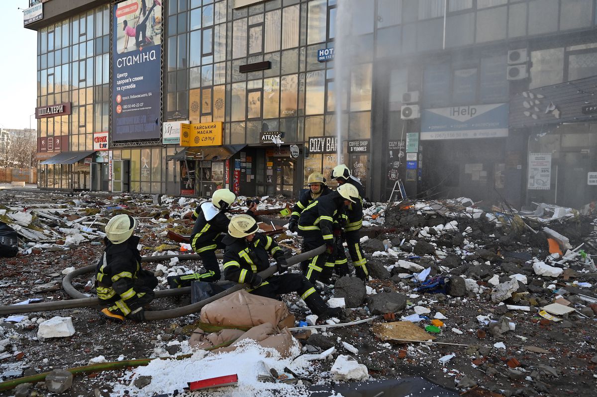 2022年2月26日，一枚俄罗斯炮弹击中了乌克兰基辅市中心一栋数十层高的公寓大楼。(GENYA SAVILOV/AFP via Getty Images)