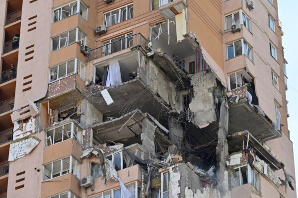 2022年2月26日，一枚俄羅斯炮彈擊中了烏克蘭基輔市中心一棟數十層高的公寓大樓。(GENYA SAVILOV/AFP via Getty Images)