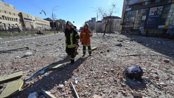 2022年2月26日，一枚俄罗斯炮弹击中了乌克兰基辅市中心一栋数十层高的公寓大楼。消防人员在现场做营救。(GENYA SAVILOV/AFP via Getty Images)