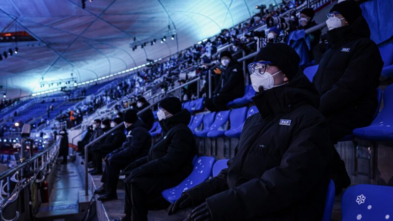北京冬奥争议声中开幕 普京在看台打瞌睡