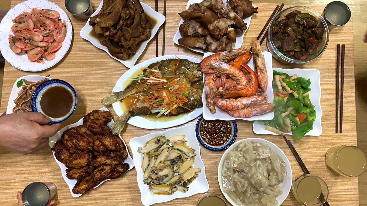 2022年1月31日除夕,一段父母給外地孩子寄去「年夜飯」的視頻在網上熱傳,令不少身在異鄉的遊子心酸落淚。圖為大陸網民分享的年夜飯。(微博圖片)