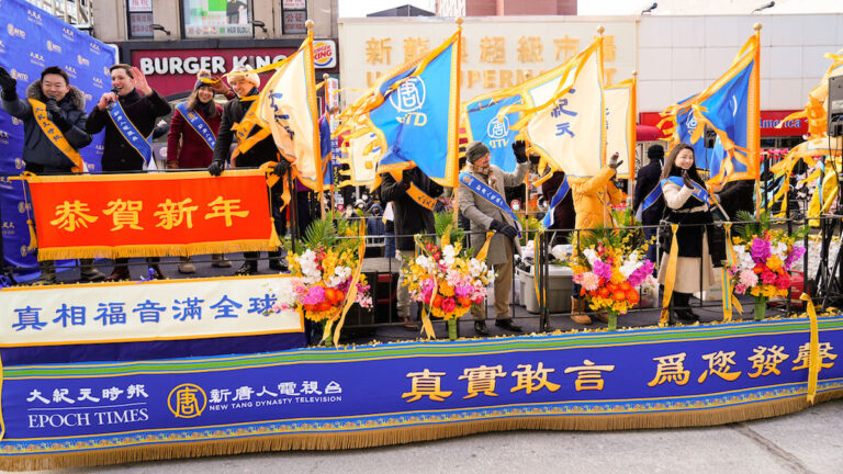 新唐人大紀元花車法拉盛遊行展風采 民眾感激