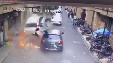 杭州一小區車輛撞人 至少一死二傷