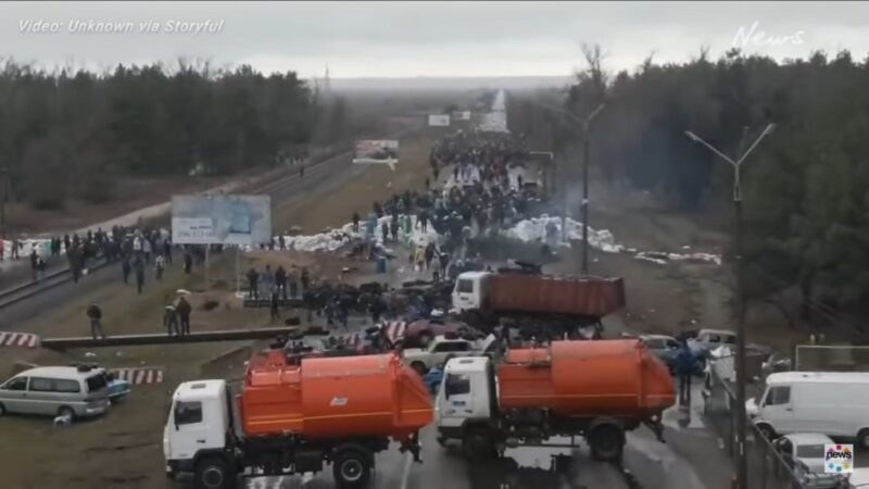 俄军进逼核电厂 乌克兰民众群起肉身挡道