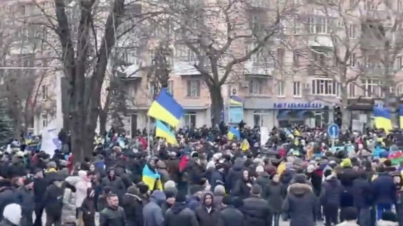 拒不合作 被占领的乌克兰城市抗议不断