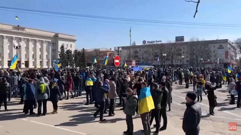 乌克兰赫尔松市数千人示威 传俄军开枪示警