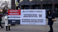 拉脱维亚举办法轮功活动 民众签名反迫害