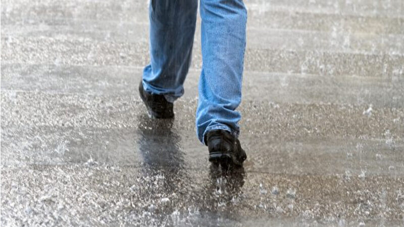 雨天鞋子濕掉怎麼辦？4方法可速乾、不發臭