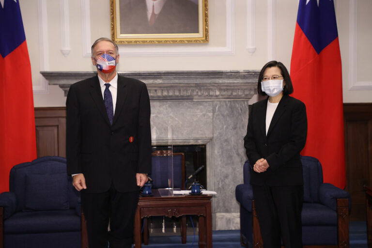 蓬佩奧訪台獲總統勳章：美國一直和台灣站在一起