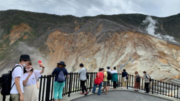 啥兆头？ 日本“杀生石”裂成两半引热议