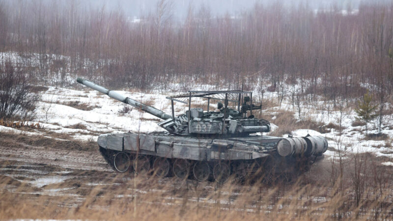 俄军在坦克上罩个笼子 专家称弄巧成拙