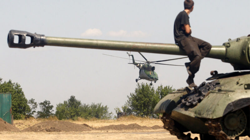 开拖拉机收俄军事装备 乌克兰农民火了