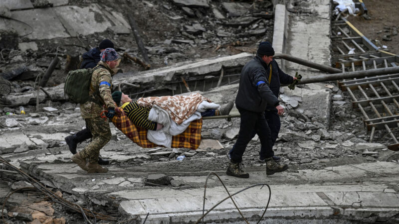 俄襲擊烏首都近郊 基輔住宅樓遭致命空襲