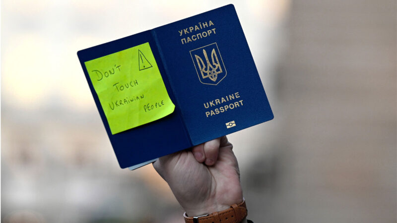 乌克兰男孩被弹片击中 护照救他一命