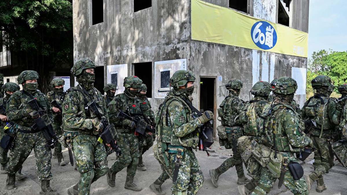 2022 年 1 月 6 日,台灣士兵在高雄的一個陸軍基地參加軍事演習。(SAM YEH/AFP via Getty Images)