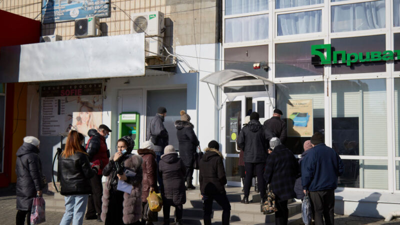 頭罩黑袋 俄軍綁架烏克蘭地方首長
