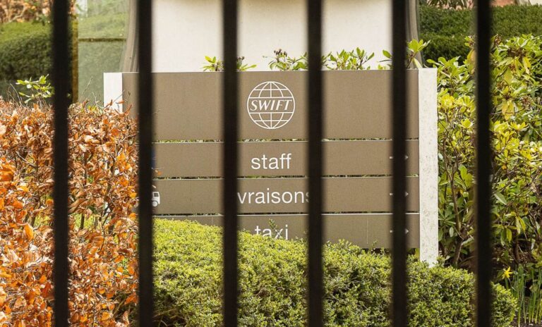 SWIFT等待踢出俄銀行名單 分析：中共設法維持對俄貿易