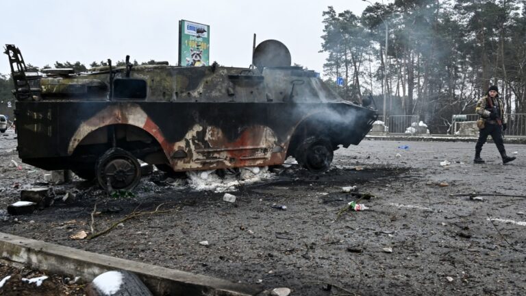 烏克蘭女孩的憤怒 燃燒彈投向俄軍裝甲車