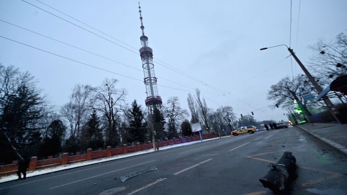 2022年3月1日拍攝的一張照片顯示了空襲襲擊基輔位於基輔的主要電視塔後的導彈碎片。(SERGEI SUPINSKY/AFPvia Getty Images)