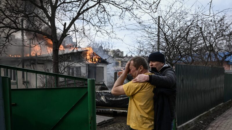乌克兰战争凄惨画面 男子目睹自家被毁伤心流泪（组图）