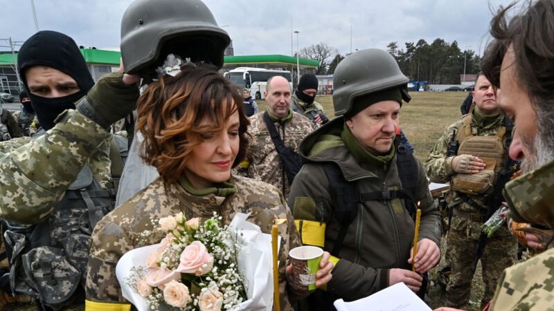 乌克兰战地婚礼 士兵携反坦克导弹参加派对（组图）