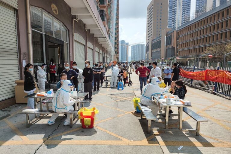 深圳封樓居民崩潰 深夜敲鑼怒吼（視頻）