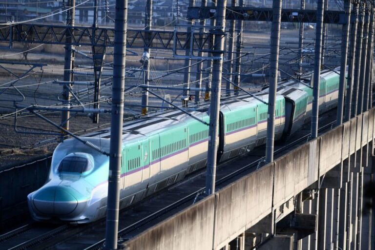 日本暗夜強震驚魂 16節JR車廂出軌 75人受困4小時