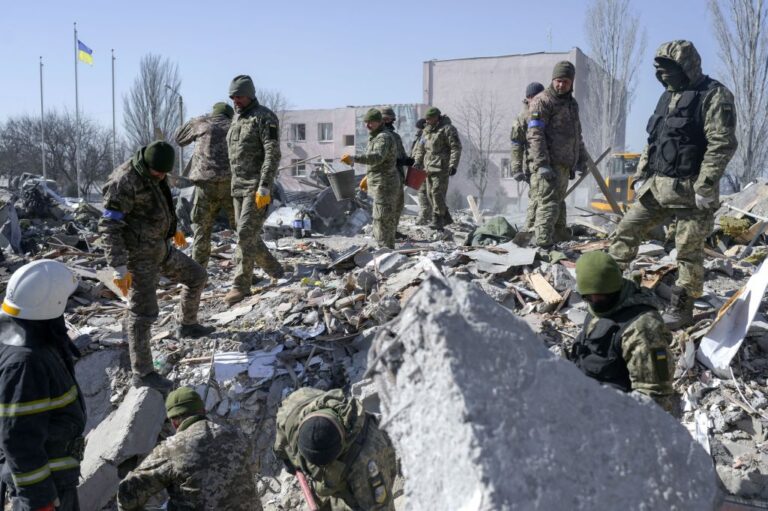 俄軍空襲烏南造船重鎮 一軍營至少拉出50具屍體