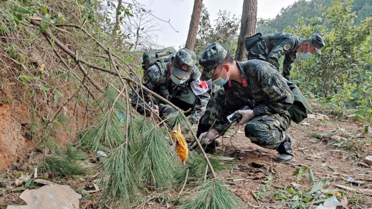 尋獲黑盒系話音記錄器 救難隊發現遇難者殘骸