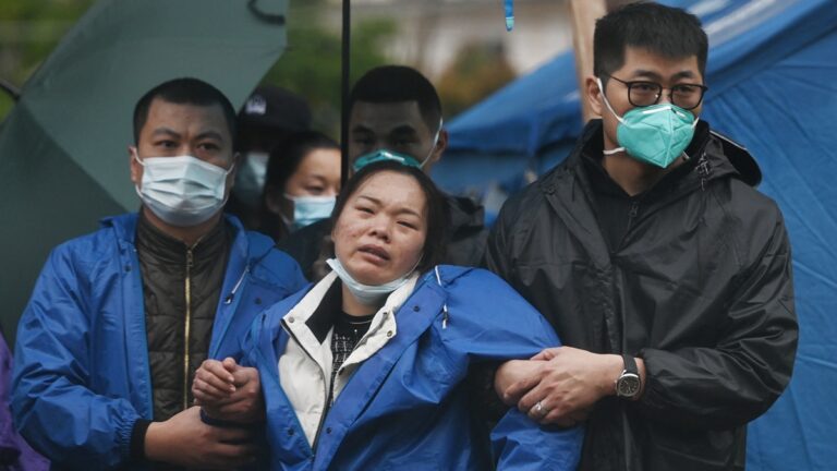 東航空難家屬帶走一罐泥土：「我們過來接你！」