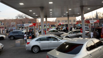 不满油价飙升 美国老汉豪掷100万供人免费加油