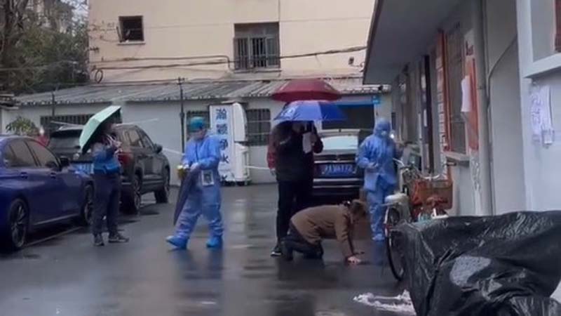 上海防疫鐵絲擰死樓門 癌症病人下跪求就醫(視頻)