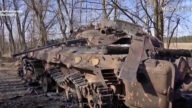 战场直击：乌军在基辅地区摧毁俄装甲车队