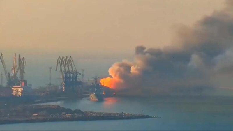 乌军称炸毁俄军大型登陆舰 火球盘旋浓烟翻滚