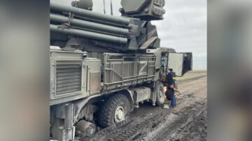 【中國一分鐘】俄軍車陷泥沼 疑中國山寨輪胎造成 遭諷「坑爹」