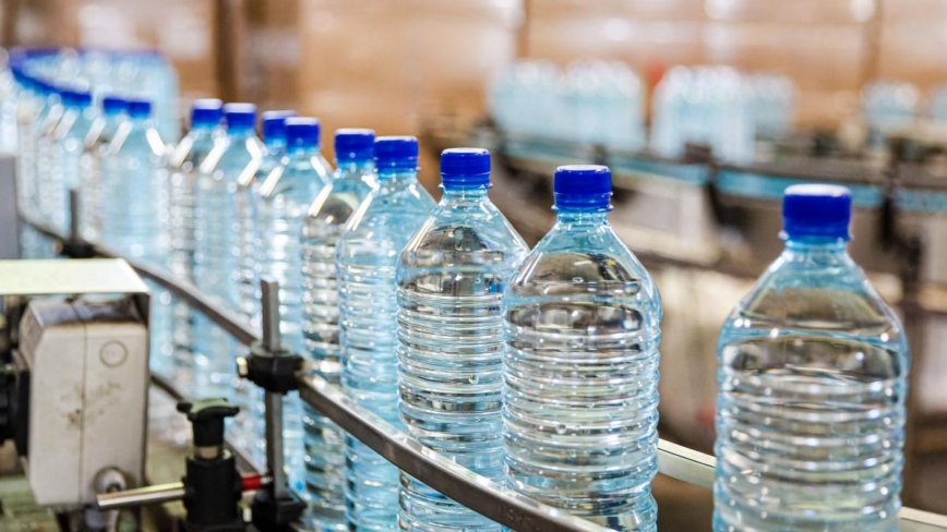 新研究：一升瓶装水含24万纳米塑胶颗粒