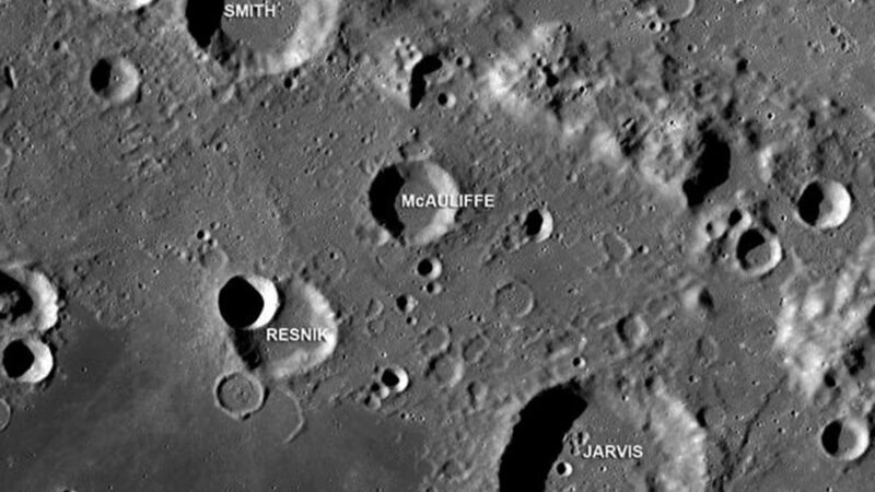 专家：月球3月4日被太空垃圾撞出一个大坑