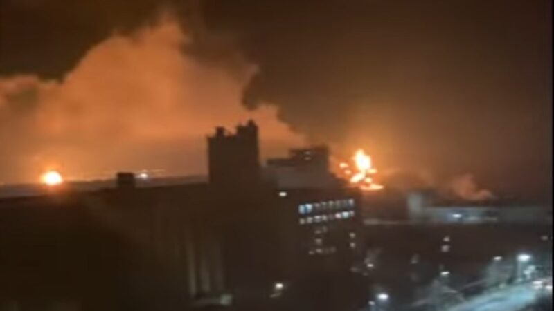 俄边境城市油库大爆炸 巨大火球照亮夜空