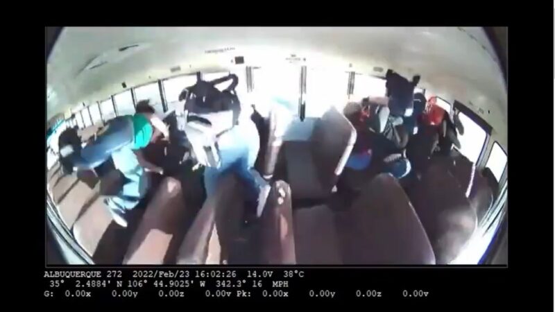 骇人！校车遭高速撞上 逾20名学生瞬间腾空飞起(视频)