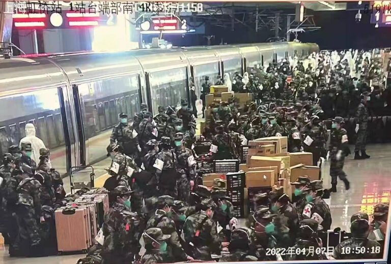 大批軍隊進駐上海 車站、機場都是軍裝（視頻）