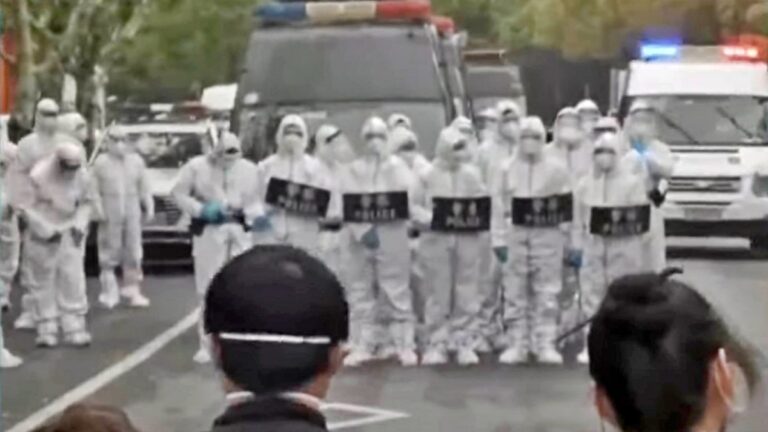 上海爆多起民眾抗議 方艙條件惡劣 雨中變水簾洞