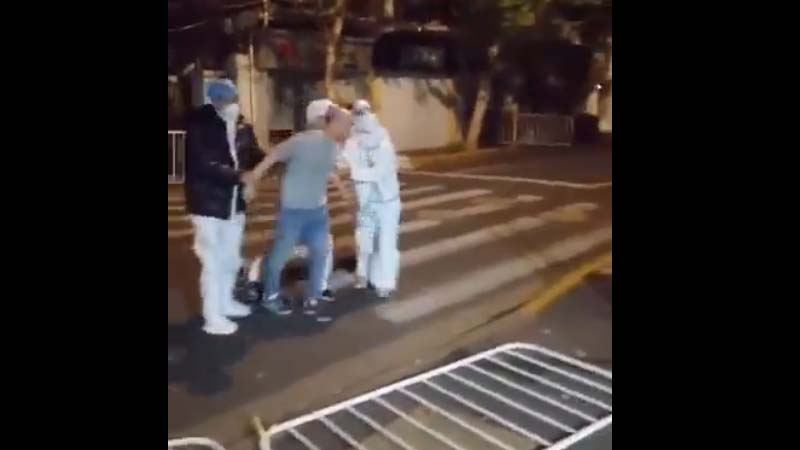 上海外国人冲出小区被抓回 大喊“我要死”(视频)