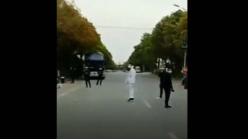 上海隔離亂象：拉一車人沒處送 扔馬路上（視頻）