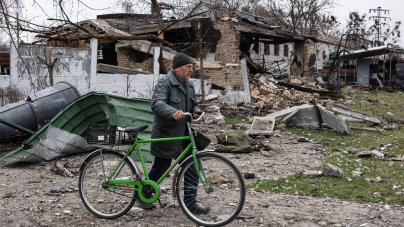 无人机作证：俄军向骑自行车的布查人开火