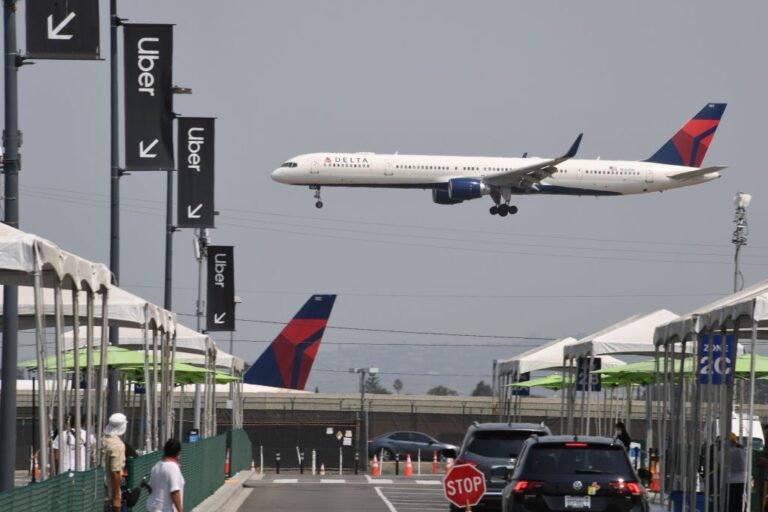 半空中擋風玻璃破裂 達美班機轉降198人平安