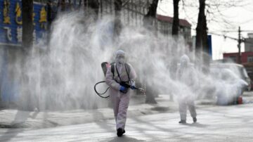 大白騰雲駕霧噴消毒 網友惡搞配樂 諷妖怪出洞