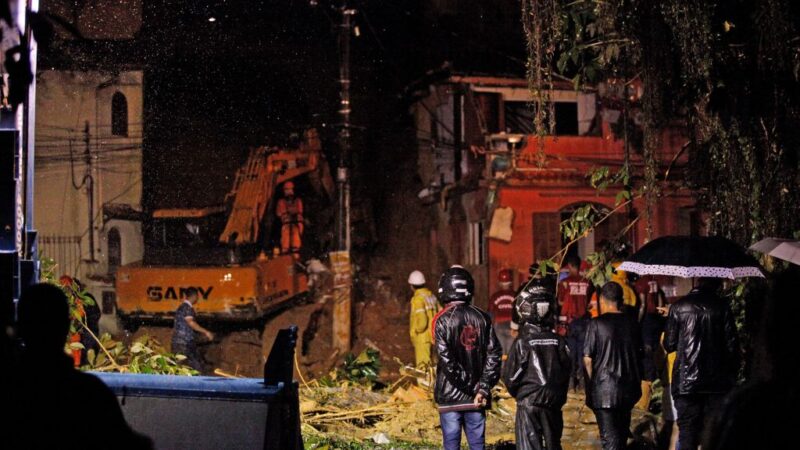 豪雨引发土石流 里约热内卢母子7人遭活埋