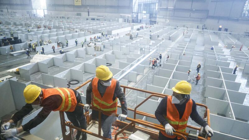 上海最大方舱拟建5万床位 传援建工人被封在高速