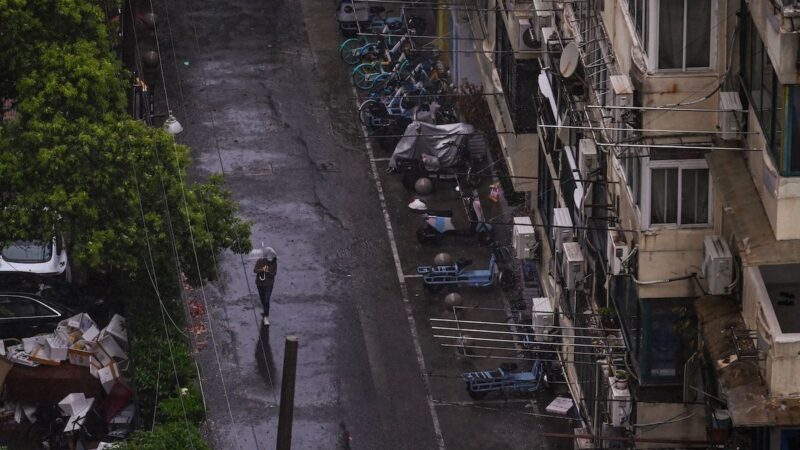 上海男求警察帶走：到監獄能吃飽飯（視頻）
