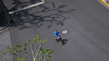 上海封城又遇暴雨 流落街头者苦不堪言